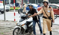 Uống rượu bia, dắt xe máy qua chốt kiểm tra nồng độ cồn có bị xử phạt không?