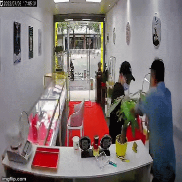 Chủ tiệm vàng phản ứng cực nhanh khống chế tên cướp mang theo dao