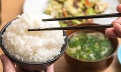 Sáng thức dậy ăn cơm luôn có tốt không?