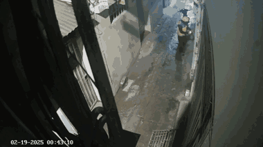 Clip: Người đàn ông mặc áo xe ôm công nghệ phóng hỏa đốt nhà lúc nửa đêm ở Hà Nội