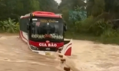 Clip: Xe khách chở 15 người đột ngột chết máy, mắc kẹt giữa dòng nước lũ chảy xiết