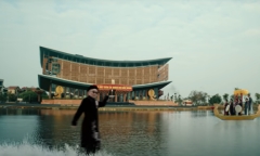 Clip: Hậu trường hài hước cảnh Xuân Hinh bay trên mặt nước trong MV Bắc Bling