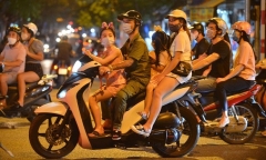 Phố cổ Hà Nội ùn tắc, nhiều người đổ ra đường mua sắm, vui chơi Tết Trung thu