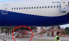 Máy bay Boeing 777 chở 267 khách bị gãy cánh, thân thủng lỗ lớn khi va chạm cột radar