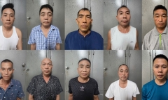 Đột kích căn phòng bếp lúc gần nửa đêm, bắt quả tang 10 người đang đánh liêng