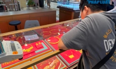 Giá vàng ngày 19/8: Giá vàng thế giới giảm mạnh, vàng nhẫn trong nước tăng - giảm tùy thương hiệu