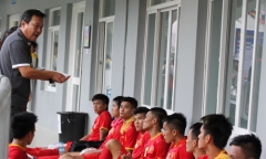 Thầy trò U23 Việt Nam họp chiến thuật ngoài... hành lang
