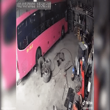 Video: Giật mình chứng kiến lốp ô tô phát nổ, hất văng người thợ xuống đất