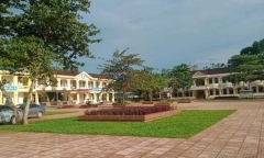 Nam sinh lớp 7 rơi từ tầng 2 trường học xuống đất
