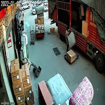 Tin tức đời sống ngày 14/1: Thùng hàng bất ngờ nổ tung khi vừa được đặt xuống đất