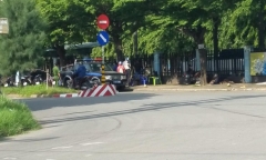 Người đàn ông tử vong trên vỉa hè, bên cạnh có vết máu