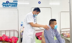 Ăn cua đá núi, người đàn ông bị tổn thương phổi đến mức ho ra máu