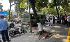 Hà Nội: Bà quỳ khóc bên thi thể cháu bị ô tô cán tử vong