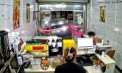 Clip: Mới lấy bằng lái, nữ tài xế lùi ô tô đâm thẳng vào cửa hàng ven đường