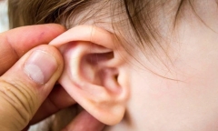 Bé gái 5 tuổi gọi mãi không thưa, đi khám phát hiện nguyên nhân bất ngờ