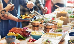Vì sao nhân viên nhà hàng buffet liên tục thu dọn bát đĩa?