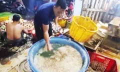 Rùng mình phát hiện 3 cơ sở ở TP.HCM dùng hóa chất 