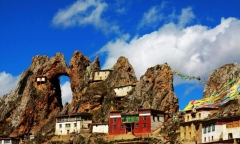 Bí ẩn ngôi chùa treo leo trên vách đá 4.800m, khung cảnh