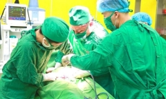 Hi hữu: Nghịch ngợm từ trong bụng mẹ, em bé chào đời khiến bác sĩ bất ngờ