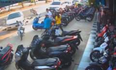 Video: Đứng hình khoảnh khắc ô tô húc người đi đường rồi lao vào cửa hàng