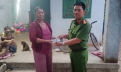 Người phụ nữ đánh rơi số tiền vay mượn để làm nhà, bất ngờ nhận được niềm vui từ công an