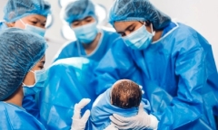 Định mệnh nghiệt ngã từ sai sót y khoa Đông-Tây: Bác sĩ mắc lỗi khi mổ lấy thai, bé sơ sinh tử vong sau 9 ngày chào đời
