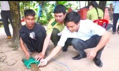 Phát hiện cá thể kỳ đà vân quý hiếm chạy vào nhà lúc chiều tối, người đàn ông liền bắt lại