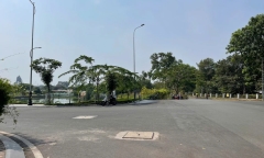 Clip: Nhóm người đánh nhau trước cổng trường đại học ở TP.HCM