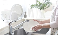 Nên rửa chén bát bằng nước nóng hay nước lạnh? 