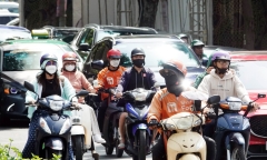 Hà Nội nắng nóng gay gắt oi bức, người dân ra đường cần lưu ý gì?