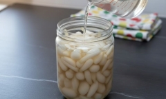 Vì sao nên ngâm củ kiệu với tro khi làm dưa món?