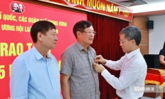 Trao Huy hiệu 35 năm tuổi Đảng cho 5 đảng viên Đảng bộ Trung ương Hội Luật gia Việt Nam
