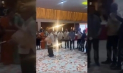 Clip: Tiền bay ngập phòng, rơi kín sàn nhà trong bữa tiệc ở Philippines