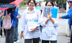 Thí sinh thở phào vì đề tổ hợp “dễ thở”,  chờ hoàn thành bài thi Ngoại ngữ