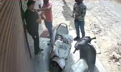 Clip: Người đàn ông bị cướp giây chuyền vàng giữa ban ngày ở Delhi