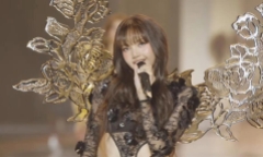 Lisa (BLACKPINK) “giật spotlight” của dàn thiên thần Victoria's Secret