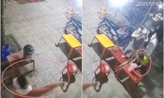 Clip: Phẫn nộ cảnh người phụ nữ cầm vật cứng ném trúng đầu một em bé