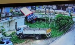 Clip: Xe buýt mất lái đâm liên hoàn 2 xe máy, 4 người thương vong