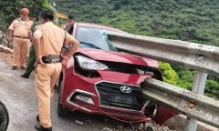 Ô tô húc trực diện vào lan can bên đường, tài xế thoát nạn ngoạn mục