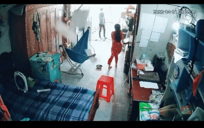 Video: Mẹ lao vào che chắn cho con khi thấy tấm ốp trần đột ngột rơi như thác đổ