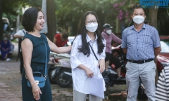 Ngày đầu kỳ thi tốt nghiệp THPT 2022: Thí sinh rạng rỡ trước giờ G, cha mẹ thấp thỏm lo âu