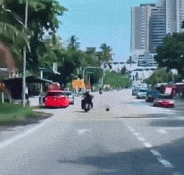 Đang ngồi sau xe máy, người phụ nữ bỗng lăn ra đường bất tỉnh vì thứ khó tin