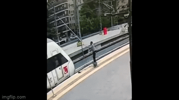 Clip: Người đàn ông ngã gục sau khi chạm vào dây điện cao thế
