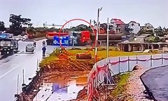 2 xe đầu kéo đối đầu ở Hưng Yên, cabin văng khỏi thân xe: Camera ghi lại khoảnh khắc va chạm