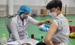 Nam sinh lớp 11 tiêm liên tiếp 2 mũi vaccine ngừa COVID-19 trong vòng 10 phút