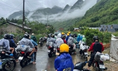 “Giải cứu” du khách nước ngoài bị mắc kẹt do mưa lũ ở Hà Giang