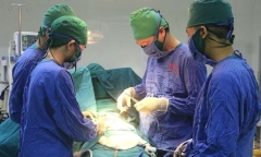 Bất cẩn khi ăn cá, người đàn ông phải cắt bỏ một phần tá tràng