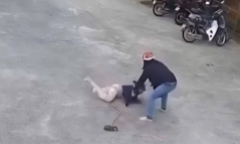 Clip: Đối tượng dùng kích điện tấn công 2 người dân tại sân bóng ở Phú Quốc
