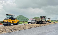 Đang thi công thảm nhựa đường, nam công nhân bị xe lu cán tử vong thương tâm 