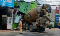 Hiện trường vụ xe bồn trộn bê tông lao vào tiệm làm tóc ở  TP.HCM